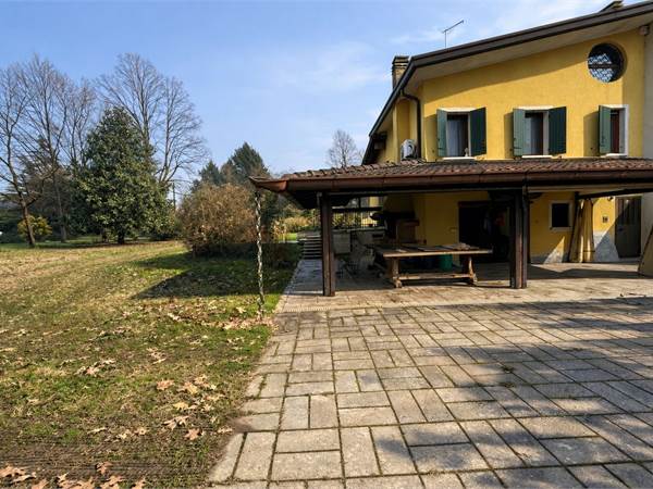 VILLA BIFAMILIARE CON 2000 MQ DI GIARDINO